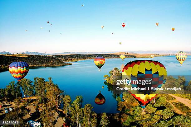 sunrise flight over lake skinner - riverside county foto e immagini stock