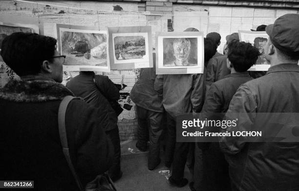 Exposition de tableaux du peintre Shuei Ming De devant le mur de la Démocratie en février 1979 à Pékin, Chine.