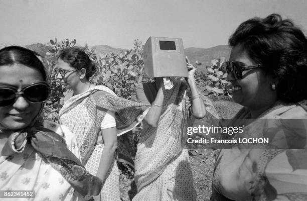 Une femme regarde une élipse solaire au travers d'un équipement spécial le 16 février 1980 à Goa, Inde.