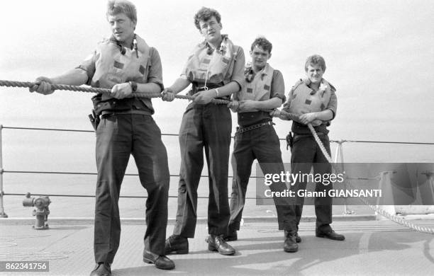 Marins sur le pont d'un navire militaire lors de manoeuvres de l'OTAN en mer Méditerrané en octobre 1979, Italie.