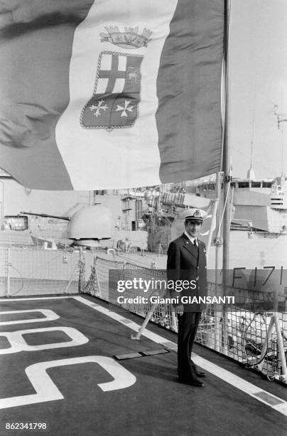 Commandant de marine sur le pont d'un navire lors de manoeuvres de l'OTAN en mer Méditerranée en octobre 1979, Italie.