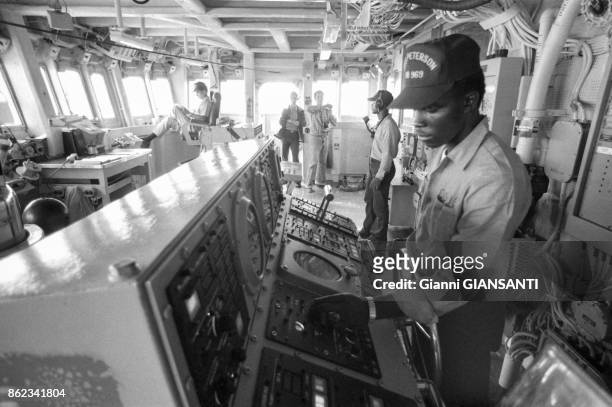 Marins dans le poste de pilotage d'un navire de guerre américain lors de manoeuvres de l'OTAN en mer Méditerranée en octobre 1979, Italie.