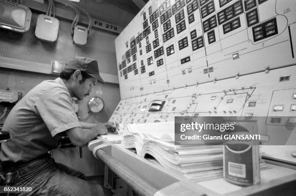 Marin dans un navire lors de manoeuvres de l'OTAN en mer Méditerranée en octobre 1979, Italie.