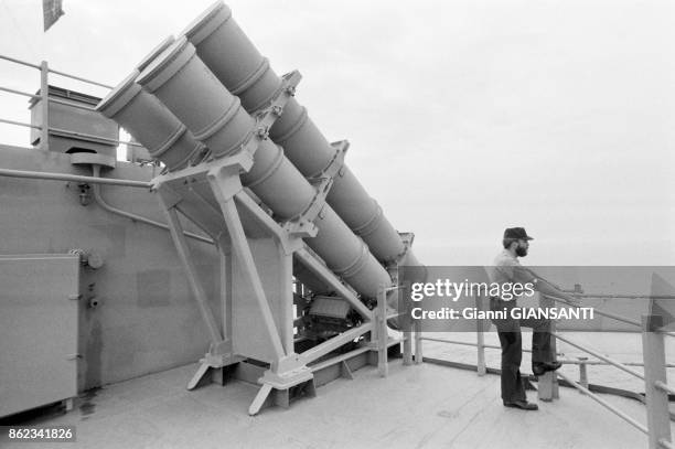 Marin sur le pont d'un navire lors de manoeuvres de l'OTAN en mer Méditerranée en octobre 1979, Italie.