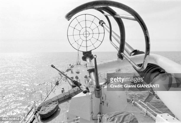Cible et canon anti-aérien sur un navire de guerre lors de manoeuvres de l'OTAN en mer Méditerranée en octobre 1979, Italie.