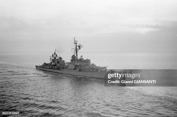 Navire de guerre lors de manoeuvres de l'OTAN en mer Méditerranée en octobre 1979, Italie.