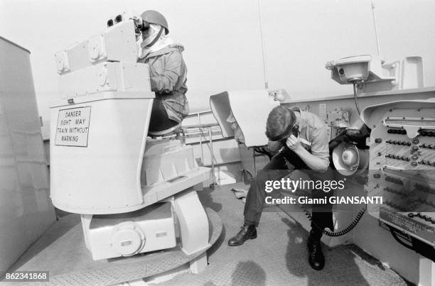 Marins sur un poste d'observation sur le pont d'un navire de guerre lors de manoeuvres de l'OTAN en mer Méditerranée en octobre 1979, Italie.