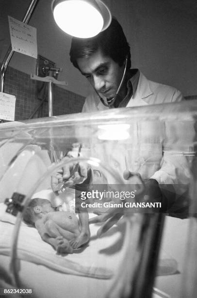 Un bébé prématuré dans sa couveuse dans un hopital de Naples en aout 1979, Italie.