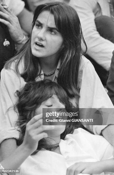 Jeunes femmes lors d'un meeting pour la légalisation de marijuana à Rome le 6 octobre 1979, Italie.