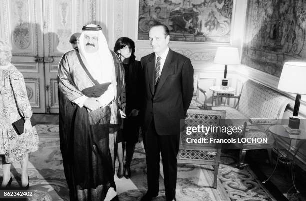 Cheikh Hamad ben Khalifa Al Thani, prince héritier et ministre de la Défense du Qatar, reçu par le maire de la capitale Jacques Chirac le 15 juin...