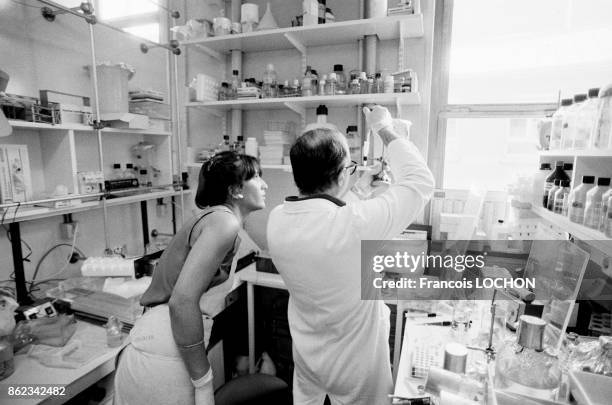 Le laboratoire de recherche sur le sida et l'interféron du professeur Luc Montagnier, de dos, à l'Institut Pasteur en août 1987 à Paris, France.