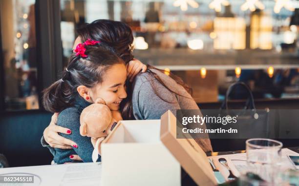 mutter und tochter geburtstag feiern - kindertag stock-fotos und bilder