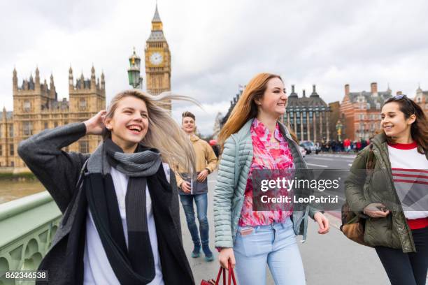 college-studenten auf reisen nach london - girl traveler stock-fotos und bilder