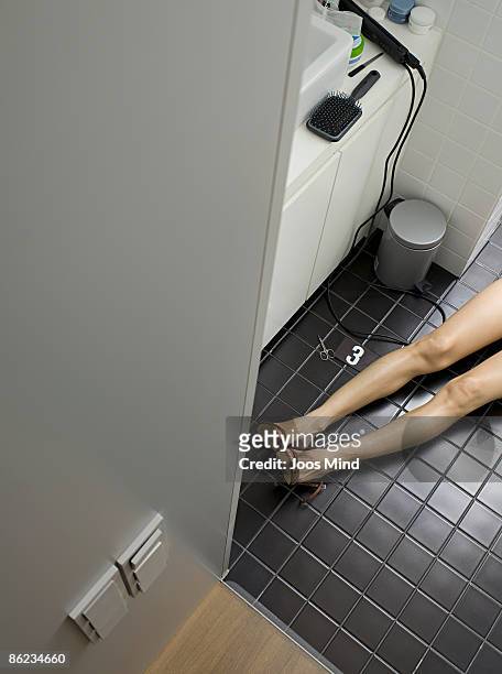 woman lying on bathroom floor, murdered - murdered women fotografías e imágenes de stock
