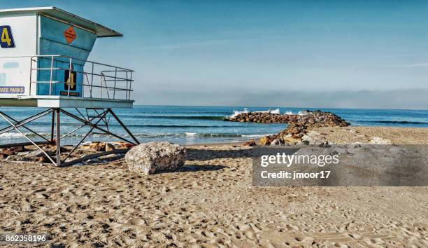 stazione bagnino buena ventura city park e log on rocks - cabina del guardaspiaggia foto e immagini stock
