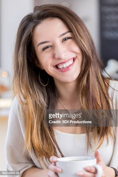 retrato de mujer joven alegre taza de café - célula cultivada fotografías e imágenes de stock