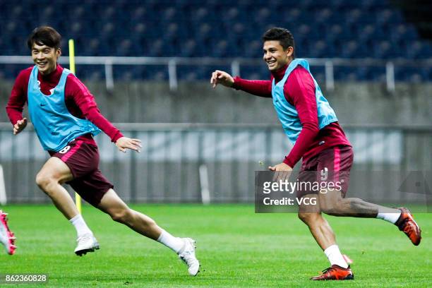 Elkeson of Shanghai SIPG attends a training session ahead of the AFC Champions League semi final second leg match between Urawa Red Diamonds and...
