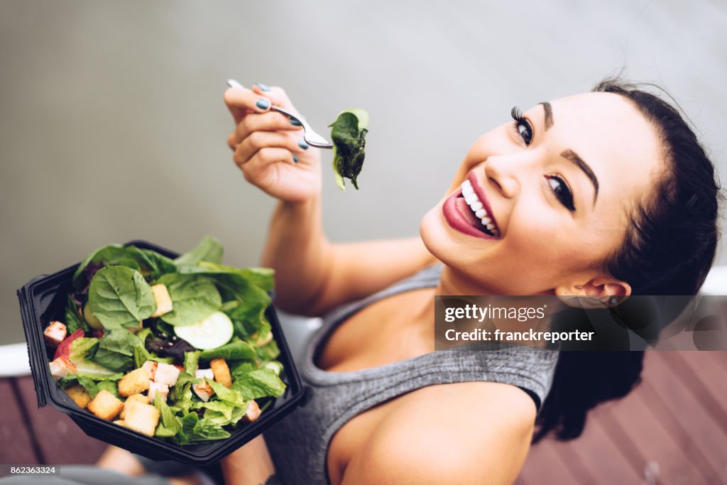 Mujer sana de comer la ensalada