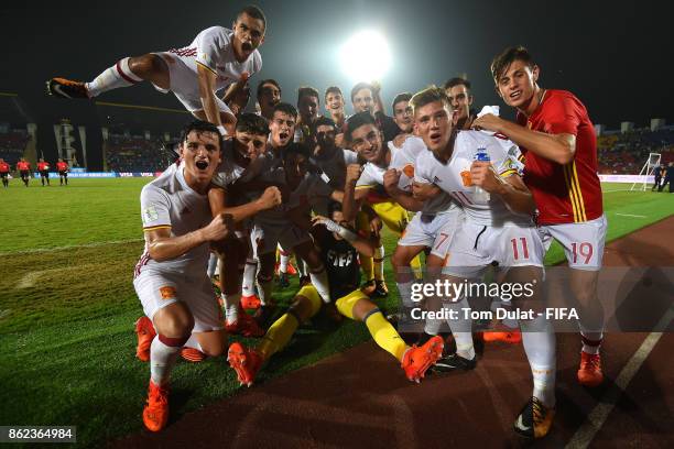 Players of Spain celebrate beating France during the FIFA U-17 World Cup India 2017 Round of 16 match between France and Spain at Indira Gandhi...