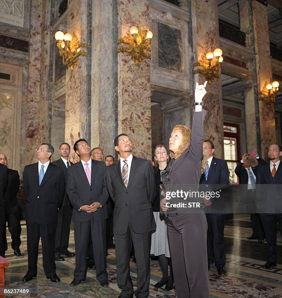 Malaysian King Sultan Mizan Zainal Abidin ibni Al-Marhum listens to an explanation from a guide during a visit of the latter to the Congress in...