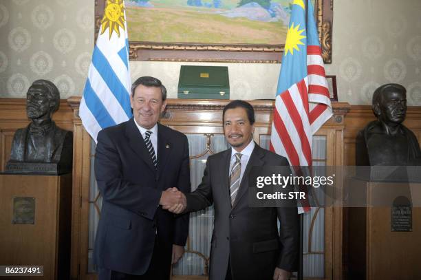 Uruguayan Vice President Rodolfo Nin Novoa shakes hands with Malaysian King Sultan Mizan Zainal Abidin ibni Al-Marhum during a visit of the latter to...