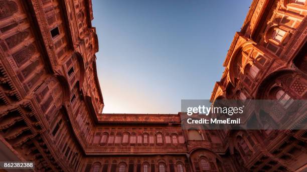 mehrangarh fort in die blaue stadt jodhpur, rajasthan, indien - meherangarh fort stock-fotos und bilder