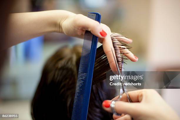 woman 40s at hairdresser - friseurberuf stock-fotos und bilder