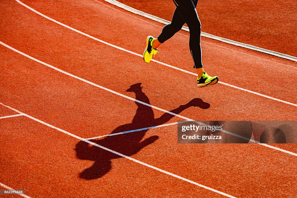 運動員在運行軌道上運行