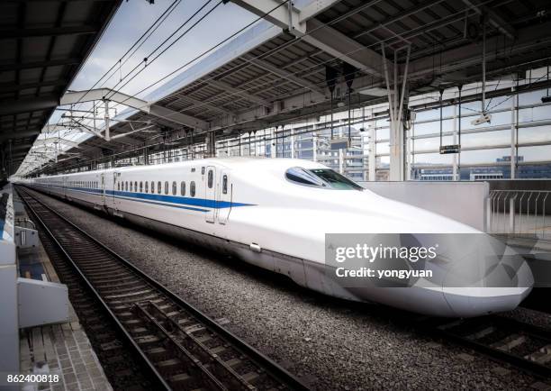 shinkansen-hochgeschwindigkeitszug am bahnhof kyoto - bullet train stock-fotos und bilder