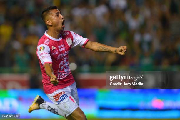 Elias Hernandez of Leon celebrates after scoring during the 13th round match between Leon and Tigres UANL as part of the Torneo Apertura 2017 Liga MX...