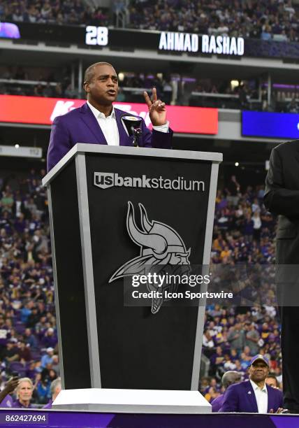 Minnesota Vikings great Ahmad Rashad gives a speech after being inducted into the Vikings Ring of Honor during a NFL game between the Minnesota...