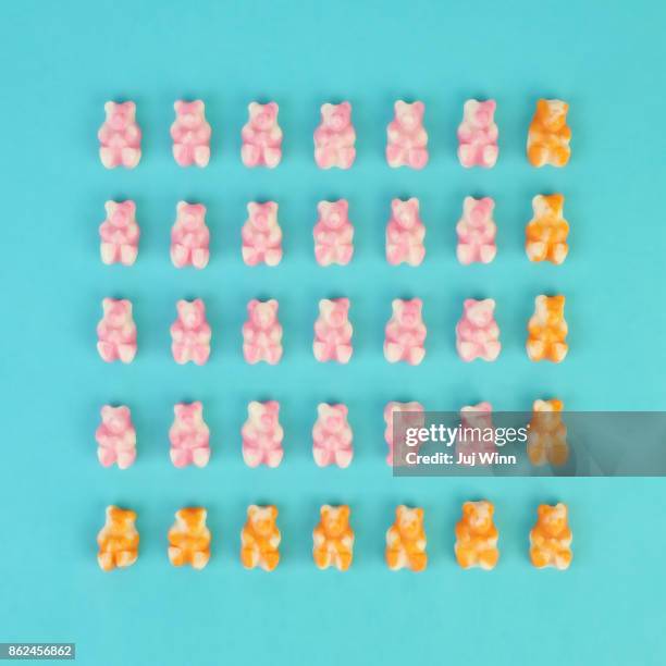gummy bear grid - gummi bears ストックフォトと画像