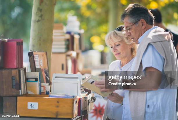 mature couple at the flea market - banca de mercado imagens e fotografias de stock