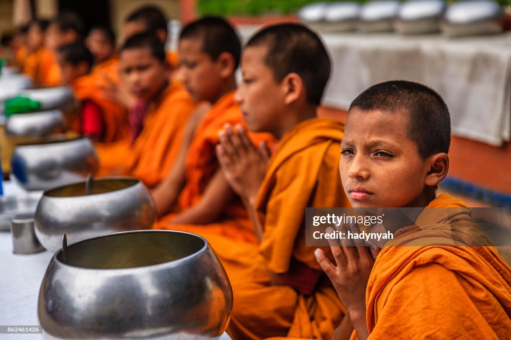 Bonzes novices, manger ensemble dans le monastère, Bhaktapur