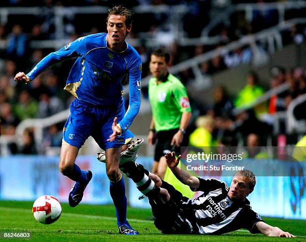 Damien Duff of Newcastle battles with Peter Crouch of Portsmouth during the Premier League match between Newcastle United and Portsmouth at St James'...