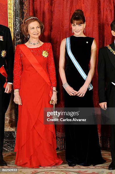 Queen Sofia of Spain and Carla Bruni attend a Gala Dinner honouring French President Nicolas Sarkozy at the Royal Palace on April 27, 2009 in Madrid,...