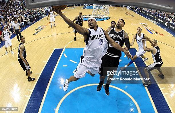 Guard Antoine Wright of the Dallas Mavericks takes a shot against Drew Gooden of the San Antonio Spurs in Game Four of the Western Conference...
