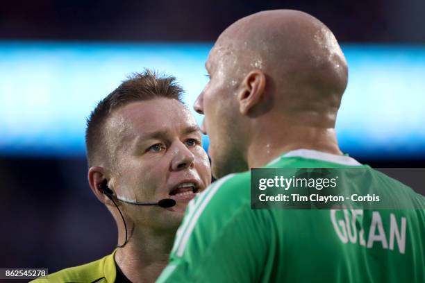 Referee Alan Kelly talking with Brad Guzan of Atlanta United during the New York Red Bulls Vs Atlanta United FC, MLS regular season match at Red Bull...