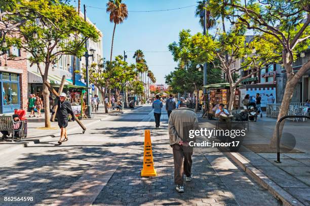 santa monica 3rd street promenade mit vielen menschen und aktivitäten - 3rd street stock-fotos und bilder