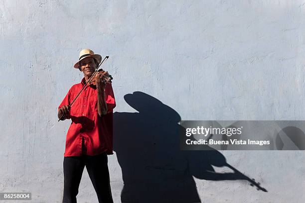 cuba. santiago de cuba - straßenmaler stock-fotos und bilder
