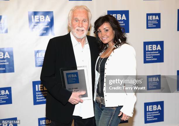 Hall of Fame Inductee Kenny Rogers and wife Wanda Miller Rogers attend the 2017 IEBA Honors & Awards on October 17, 2017 in Nashville, Tennessee.