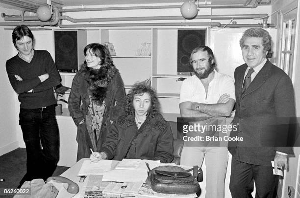 Richard Williams, Linda Thompson, Richard Thompson, David Betteridge & Joe Lustig Richard & Linda Thompson sign for Island Records in January 1974