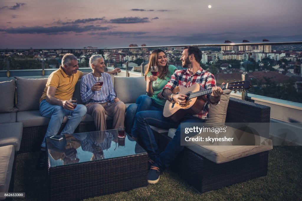 Genieten in een geluid van akoestische gitaar op het terras van een penthouse!