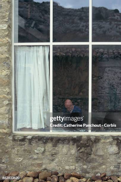 Belgian painter Pierre Alechinsky at work in his workshop on August 7, 1995 in Provence, France.