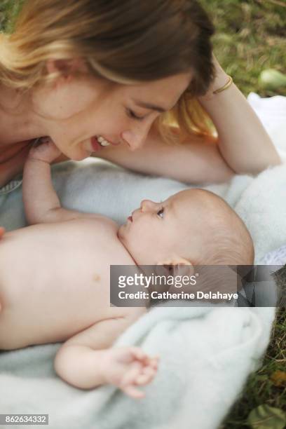 a 3 months old baby boy with his mum - babydecke stock-fotos und bilder