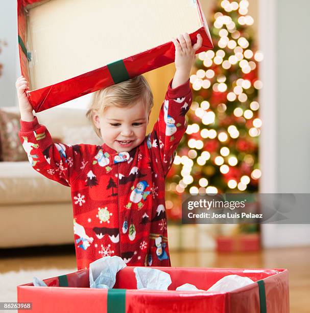 toddler girl opening presents - one baby girl only fotografías e imágenes de stock