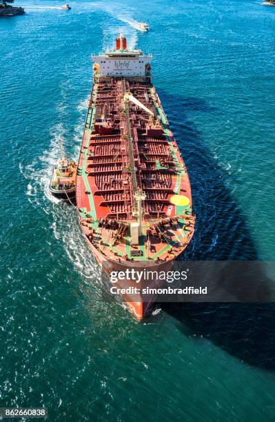 oude tank grand ace 11 in sydney harbour - scheepsschoorsteen stockfoto's en -beelden