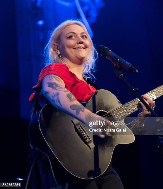 Singer Elle King performs during the T.J. Martell 42nd Annual New York Honors Gala at Guastavino's on October 17, 2017 in New York City.