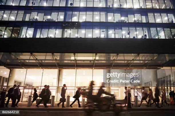 city building and busy street at night - public building stock photos et images de collection