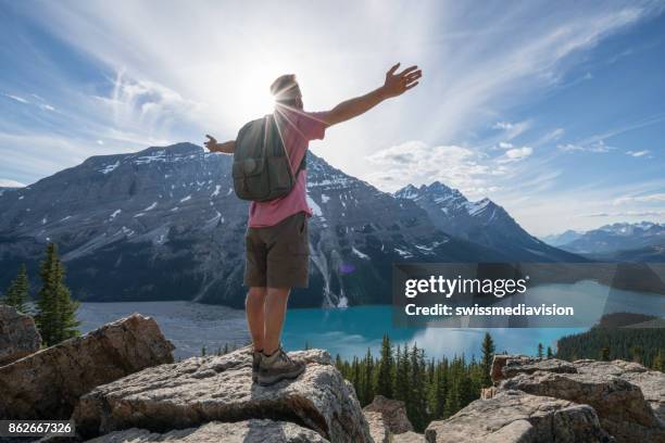 wandelaar mannetje op berg top vieren prestatie - peytomeer stockfoto's en -beelden